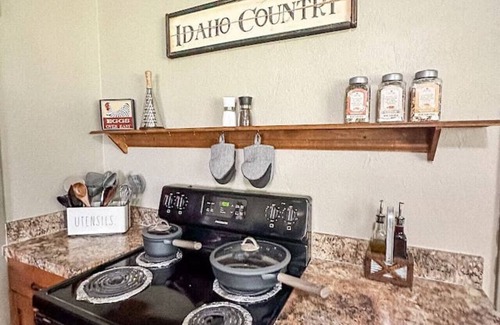 Island Park Cabin | Historic Ranger Station-20 min 2 YSNP-Walk 2 Lake