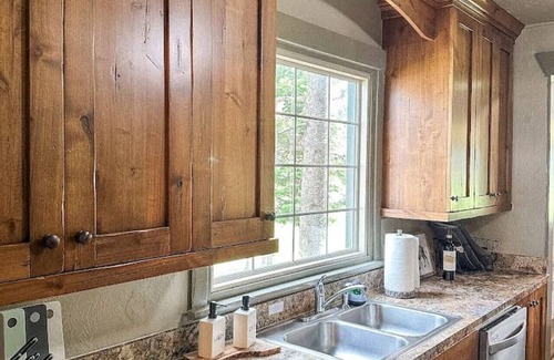 Island Park Cabin | Historic Ranger Station-20 min 2 YSNP-Walk 2 Lake