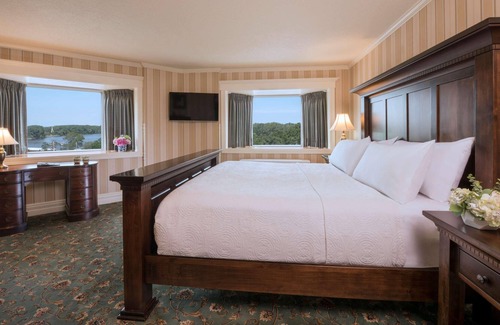 Red Wing House | Historic Red Wing Luxury Hotel-Spacious Deluxe room w/1 Queen bed-Bathrobes-Wifi