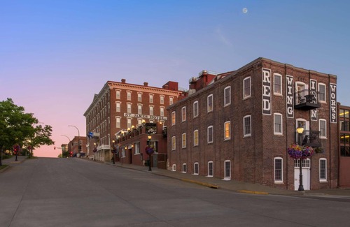 Red Wing House | Historic Red Wing Luxury Hotel-Spacious Deluxe room w/1 Queen bed-Bathrobes-Wifi