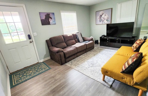 Charlestown House | Historic Retreat Charlestown Indiana 5 mins to State Park and Attractionsn