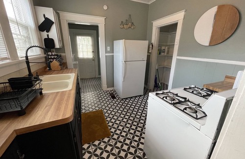 Evergreen House | Historic Revival 2BR Midtown Memphis Free Parking