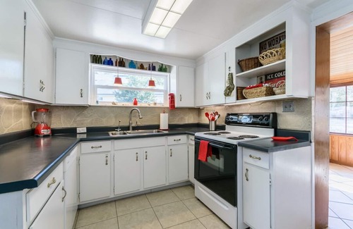 Lake Forest Cottage | Historic Riverfront Hideaway