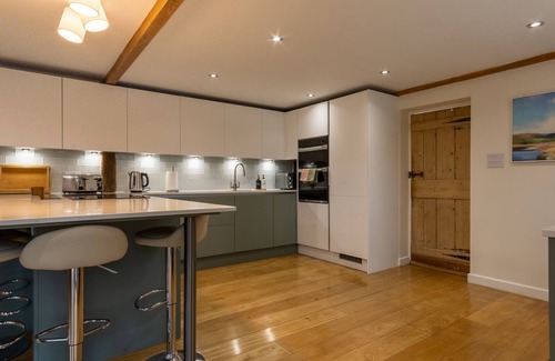Godmanchester House | Historic Riverside Retreat ~ Walk to Pubs ~Garden