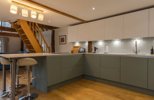 Godmanchester House | Historic Riverside Retreat ~ Walk to Pubs ~Garden