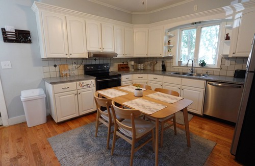 Salem Apartment | Historic Salem 1 Bedroom Apartment + Office & Walk to Downtown