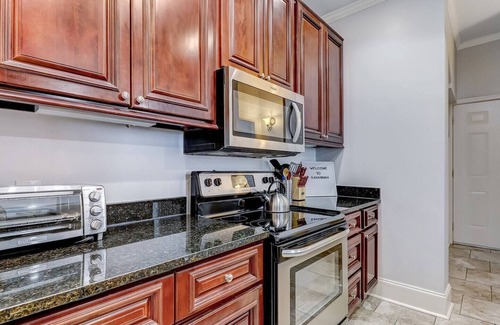 Eastside Condo | Historic Savannah Condo w/Outdoor Pool - 2bd+Bonus, Sleep 8. Walk to Everything!