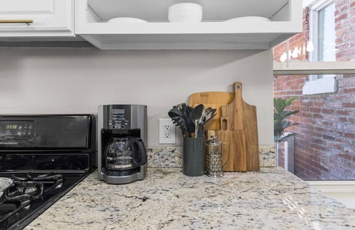 Soulard Apartment | Historic Soulard King 2BR Apt w/Private Deck