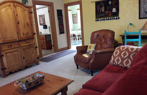 Jefferson Apartment | Historic, spacious nCharming,comfortable1-bedrm, 1 bath apt,full kitchen, w,& d
