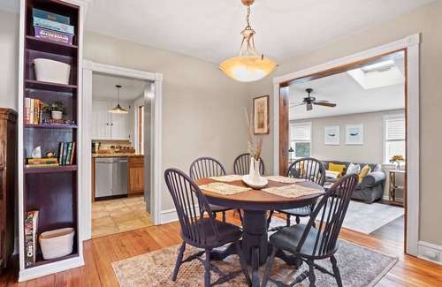 North Wales House | ♛Historic & Spacious Oasis ~ 5★ Location, Backyard