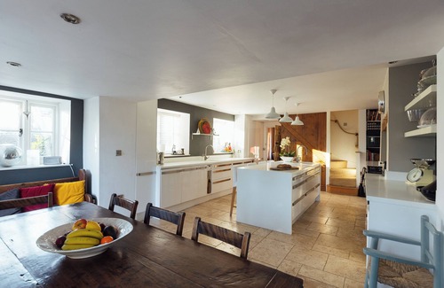 Malmesbury Cottage | Historic spacious village cottage - perfect getaway for friends and families!