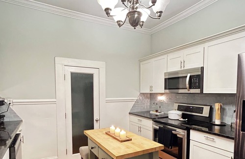 Statesville House | Historic Statesville:Walk to downtown. September discount! Pet-Friendly.