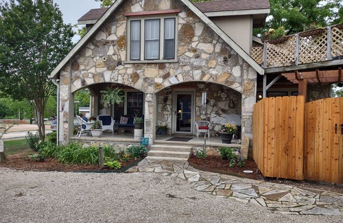 Hardy House | Historic Stonehouse on Main St. Walking distance to shops, restaurant the River.