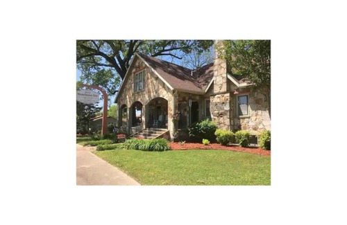 Hardy House | Historic Stonehouse on Main St. Walking distance to shops, restaurant the River.