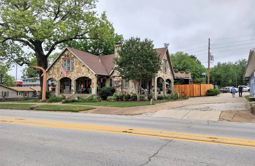 Hardy House | Historic Stonehouse on Main St. Walking distance to shops, restaurant the River.