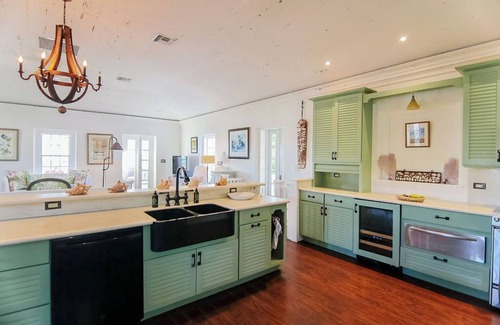 Dunmore Town Villa | Historic Strawberry House - at the waterfront in Dunmore Town, Harbour Island