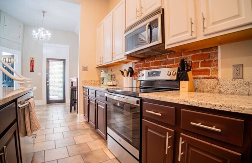 Faubourg Lafayette House | Historic Stylish Townhouse | Steps to Streetcar