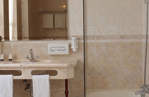 Sluis Hotel | Historic Town Stay – Sluis Room Close to Trails, Shopping & Local Cuisine