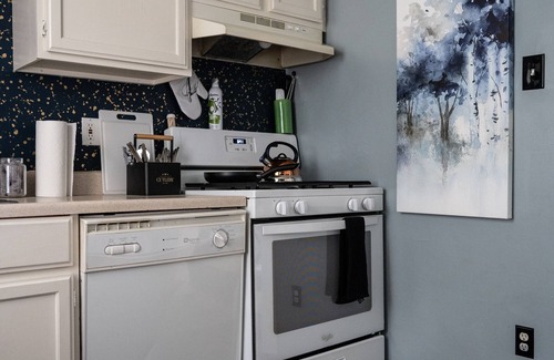 Latonia House | Historic Townhouse in Wallace Woods - 1st Floor Unit, Quiet, Safe, Easy Parking