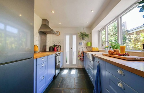 Totnes House | Historic Townhouse with Garden & Parking