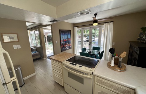 Alhambra Cottage | Historic Tudor Cottage Retreat – Private, Pet Friendly, North Phoenix