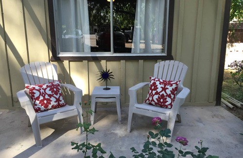 Alhambra Cottage | Historic Tudor Cottage Retreat – Private, Pet Friendly, North Phoenix