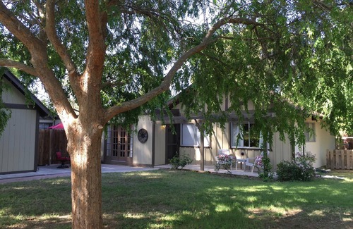 Alhambra Cottage | Historic Tudor Cottage Retreat – Private, Pet Friendly, North Phoenix
