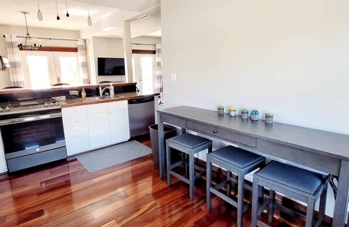 Grafton House | Historic Updated in the Heart of Grafton, IL - Sleeps 16!