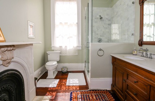 West Riverside House | Historic Uptown Guest Suite & Porch blocks to Magazine Street & Streetcar
