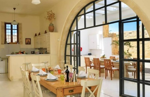 Maroulas Villa | Historic Venetian Castle 15th Century - IDEAL FOR FAMILY EVENTS.