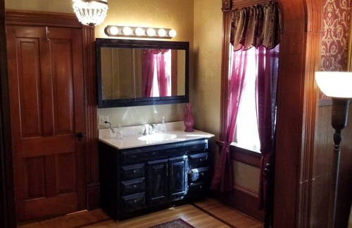Downtown Bed & Breakfast | Historic Victorian Inn (1st/2nd Floors) 5bed 5bath