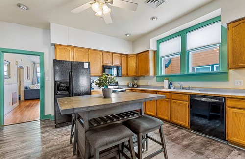 Downtown Flagstaff House | Historic Victorian Suite - Downtown Flagstaff - sleeps 6 w/NEW Hot tub!