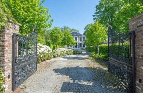 Montignies-sur-Roc Villa | Historic villa with modern comforts, ideal for families and groups with children.