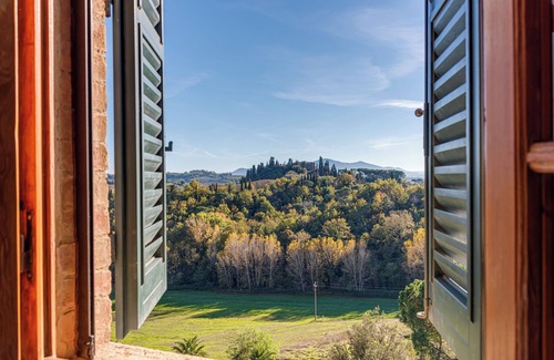 Bollano Villa | Historic Villa Ferrano has modern amenities, ideal for medium-sized events.