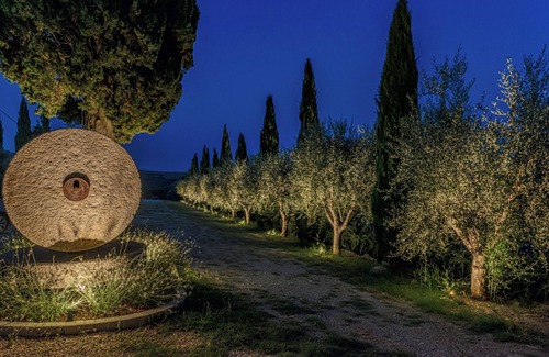 Bollano Villa | Historic Villa Ferrano has modern amenities, ideal for medium-sized events.