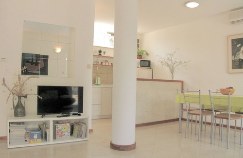 Lumbarda Villa | Historic Villa With Large Gardens Near the Beach