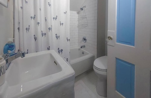 Manistee Apartment | Historic w/deck, king bed & air by Lake Michigan