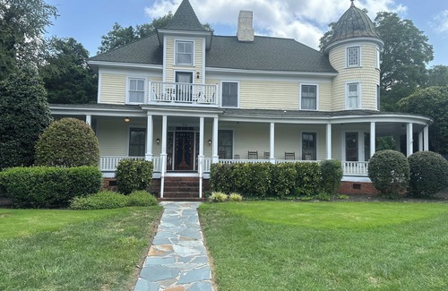 Troy House | Historic Wade-Arscott home, Main Floor 2BR/2BA in Downtown Troy