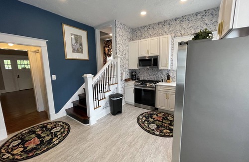 Walnut Street House | Historic Walnut Street Huge Home 8 bedrooms 4 bath