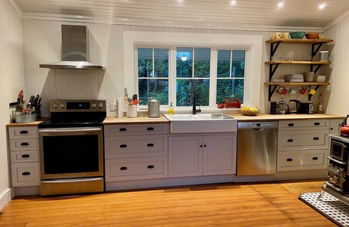 Mayne Island House | Historic Waterfront Home for Monthly Rentals