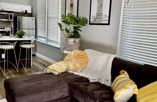 Ybor City House | Historic Ybor City 1 Bedroom "Golden Hen" with HUGE hot tub!