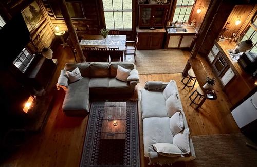 Barrengarry Cabin | Historical 150 year old Timber Cabin at Kangaroo Valley