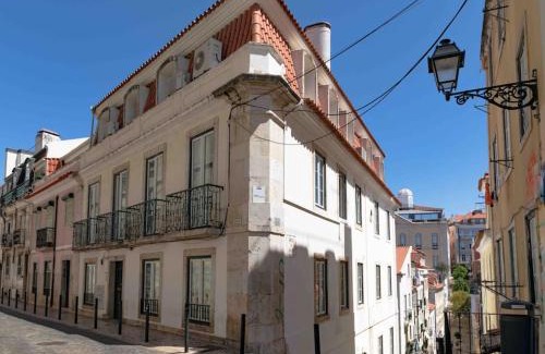 Misericordia Apartment | Historical 3 Bedroom Duplex Apartment in Lisbon