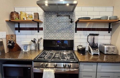 Schertz House | Historical Bungalo in downtown Schertz in between San Antonio & New Braunfels.