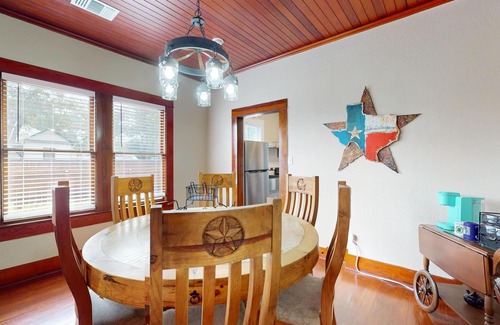 Schertz House | Historical Bungalo in downtown Schertz in between San Antonio & New Braunfels.