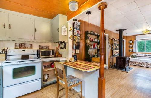 Julian House | Historical Cabin in Julian Pet's okay!