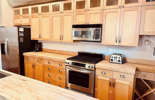 Livingston House | Historical Charm with Modern Comforts