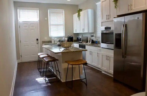 Portsmouth House | Historical Charming 3 Bedroom Near Portsmouth Naval Hospital and Rivers Casino.