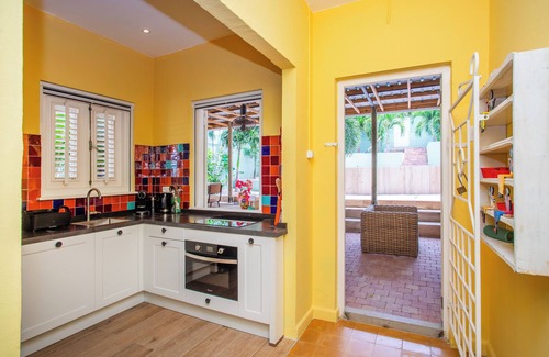Otrobanda Villa | Historical city villa in Otrobanda with private pool