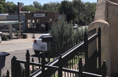 Tyrone Cottage | Historical cottage located in the heart of downtown (pet friendly)
